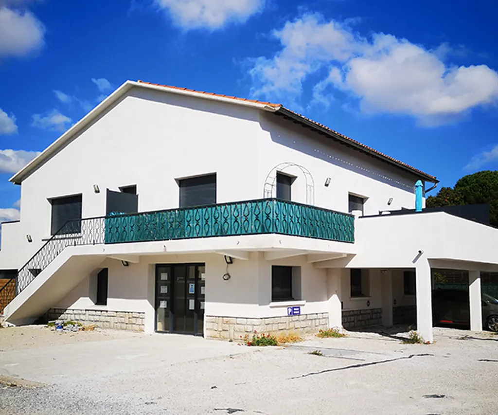 Façade du cabinet d’ostéopathie de Cédric Hadjadj à Mauguio